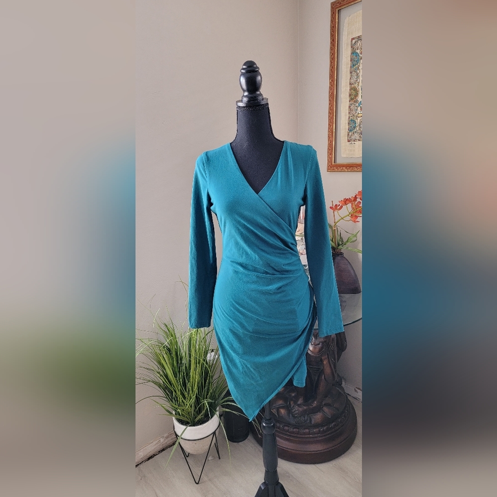 Adelyn rae, size small, teal